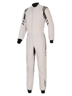 Alpinestars GP Race V3 Anzug FIA, Auto-Rennanzug, Silber Anthrazit, einteiliges Design mit dunkelanthrazitfarbenen Akzenten an Schultern und Beinen, verfügt über einen Gürtelbund, schwarze Rippbündchen an Handgelenken und Knöcheln sowie Alpinestars-Branding auf den Schulterklappen und Unterschenkeln