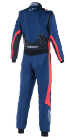 Alpinestars GP Pro Comp V2 FIA Anzug, Rückansicht eines einteiligen Auto-Rennanzugs, Marineblau mit schwarzen und roten Akzenten, Silikon-Grip-Panels am unteren Rücken, rote Rennstreifen an Ärmeln und Beinen, weißes Alpinestars-Branding, professionelle Performance-Ausrüstung
