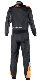 Alpinestars Atom FIA Graphic Anzug, Rückansicht eines einteiligen Autorennanzugs, Schwarz und Anthrazit mit Akzenten in Orange Fluo an Schultern und Waden, mit FIA-Zertifizierungsdetails am Kragen und Alpinestars-Branding am unteren Rücken.