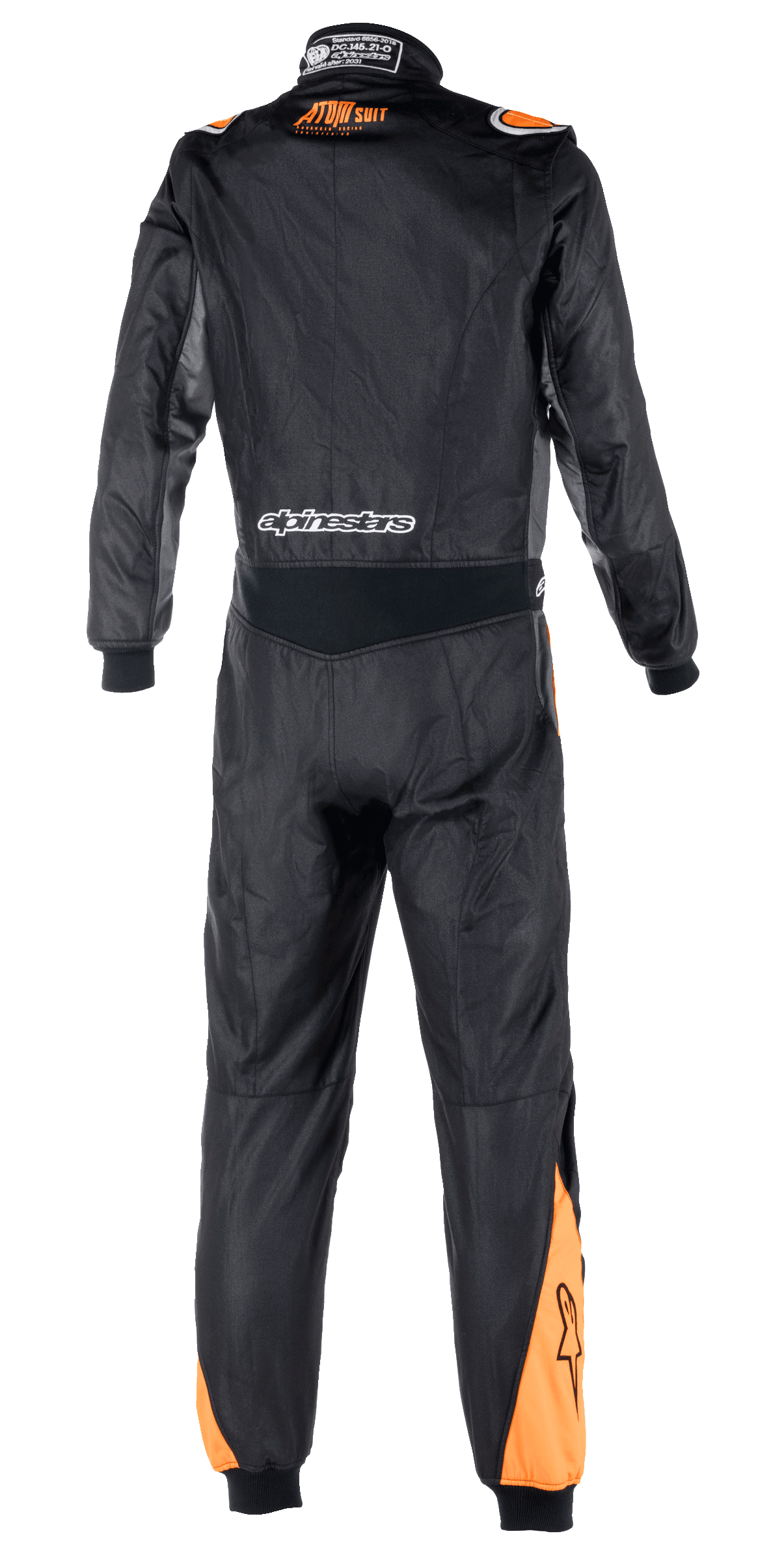 Alpinestars Atom FIA Graphic Anzug, Rückansicht eines einteiligen Autorennanzugs, Schwarz und Anthrazit mit Akzenten in Orange Fluo an Schultern und Waden, mit FIA-Zertifizierungsdetails am Kragen und Alpinestars-Branding am unteren Rücken.