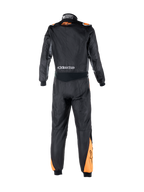 Alpinestars Atom Graphic Anzug, FIA-zertifizierter einteiliger Autorennanzug, Schwarz und Fluo-Orange, Rückansicht mit Stretch-Tailleneinsatz, Markenlogos und feuerfester Aramidkonstruktion.