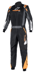 Alpinestars Atom FIA Graphic Suit, einteiliger FIA-zertifizierter Auto-Rennanzug, Schwarz und Anthrazit mit Akzenten in Orange Fluo, hoher Kragen, ASTARS-Branding an den Ärmeln, professionelle Motorsport- und Rennstreckenausrüstung