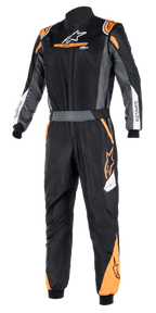 Alpinestars Atom FIA Graphic Suit, einteiliger FIA-zertifizierter Auto-Rennanzug, Schwarz und Anthrazit mit Akzenten in Orange Fluo, hoher Kragen, ASTARS-Branding an den Ärmeln, professionelle Motorsport- und Rennstreckenausrüstung