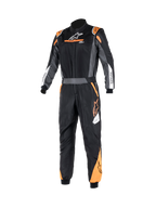 Alpinestars Atom Graphic Anzug, einteiliger FIA-Autorennanzug in Schwarz, Anthrazit und Fluo-Orange, Vorderansicht mit feuerfester Aramid-Konstruktion, Taillengürtel und ASTARS-Branding.