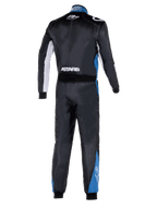 Alpinestars Atom Graphic 4 Anzug, Ganzkörper-Rückansicht eines Autorennanzugs, Schwarz mit silbernen und blauen Akzenten, weißes ASTARS-Branding an der Taille und blaue Einsätze an den Beinen, professionelle FIA-zertifizierte Motorsport-Schutzkleidung