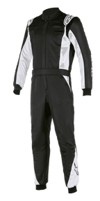 Alpinestars Atom FIA Suit, Rennanzug, Schwarz und Silber, mit weißen Einsätzen an Ärmeln und Beinen, Schulterklappen, Taillengürtel und gerippten Bündchen, professionelles FIA-zertifiziertes Motorsport-Design