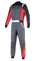 Alpinestars Atom FIA Anzug, professioneller Autorennoanzug, Anthrazitgrau mit roten und schwarzen Paneelen, weiße Schulterklappen und Logo-Branding, zweilagige Konstruktion für Hitze- und Flammschutz