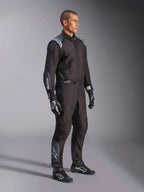 Alpinestars KMX-5 V3 Anzug, Kart-Anzug in Black Dark Shadow, getragen mit passenden schwarzen Rennhandschuhen und Schuhen, mit lasergeschnittenen Perforationen und Tech-Mesh-Einsätzen, elegantes zweilagiges Design mit weißem Branding für den professionellen Motorsport