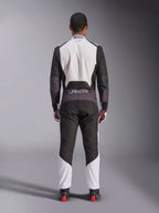 Alpinestars KMX-5 V3 Anzug, Kart-Anzug, Weiß, Schwarz und leuchtendes Rot, Rückansicht, einteiliger Rennanzug mit atmungsaktiven Mesh-Einsätzen und Alpinestars-Logo an der Taille, getragen mit passenden Rennhandschuhen und Stiefeln