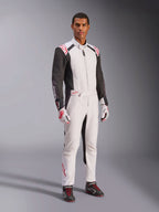 Alpinestars KMX-5 V3 Anzug, Weiß, Schwarz und leuchtendes Rot, einteiliger Kart-Anzug, getragen mit passenden weiß-roten Handschuhen und schwarzen Rennschuhen, mit schwarzen Ärmeln und markanten roten Akzenten, professionelle Motorsportausrüstung für den kompetitiven Kartsport