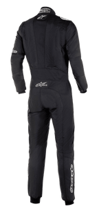 Alpinestars GP Tech V3 Kombi FIA, Rückansicht des schwarzen Autorennanzugs, weißes Alpinestars-Logo und GP Tech V3 Branding am unteren Rücken, professionelle Motorsportausrüstung mit sichtbaren Stretch-Einsätzen und athletischer Passform.