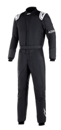 Alpinestars GP Tech V3 Suit FIA, schwarzer Auto-Rennanzug, weiße Schulterpartien mit Logos, hoher Kragen, Alpinestars-Branding an Ärmel und Bein, professionelle Motorsport-Ausrüstung mit technischem Panel-Design