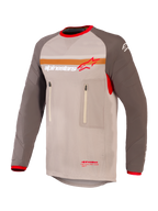 Alpinestars Maxdura Dual Jersey, Adventure- und Dual-Sport-Motorradtrikot, Aluminum Walnut und Braun, Mesh-Torso mit abriebfesten Ärmeln, zwei Brusttaschen mit Reißverschluss, oranger Streifen und Alpinestars-Logo auf der Brust, rote Details an Kragen und Ärmelbündchen
