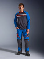 Alpinestars Maxdura Dual Jersey, Motorrad-Jersey, Dunkelgrau und Königsblau, Voll-Mesh-Torso mit gepolsterten Ärmeln und Brusttaschen mit Reißverschluss, weißes und orangefarbenes Alpinestars-Logo, getragen mit passender Adventure-Hose und schwarzen Stiefeln
