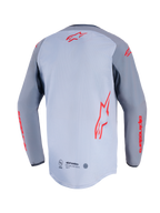 Alpinestars Maxdura Dual Jersey, Rückansicht, Mittelgrau und Dunkelgrau, mit roten Alpinestars-Logos auf dem Rücken und den Ärmeln, Mesh-Konstruktion am Torso und verlängertem Rückensaum