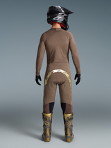 Alpinestars Supertech Air Gold Bekleidungsset, perforiertes Mesh-Trikot und goldene Motocross-Hose, Rückansicht.