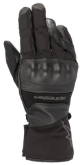 Alpinestars Range 2 In One GORE-TEX Handschuh mit Goregrip Tech, schwarzer Motorradhandschuh, Rückhandansicht mit geformtem Knöchelprotektor, Leder- und Textilkonstruktion, lange Manschette mit Alpinestars-Branding, wasserdichte Adventure-Touring-Ausrüstung