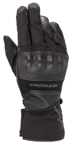 Alpinestars Range 2 In One GORE-TEX Handschuh mit Goregrip Tech, schwarzer Motorradhandschuh, Rückhandansicht mit geformtem Knöchelprotektor, Leder- und Textilkonstruktion, lange Manschette mit Alpinestars-Branding, wasserdichte Adventure-Touring-Ausrüstung