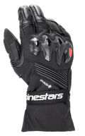 Alpinestars Boulder GORE-TEX Handschuhe, schwarze Motorradhandschuhe mit Hartschalen-Knöchelschutz und rotem Logo, GORE-TEX-Branding, Akkordeon-Stretcheinsätzen und einem Handgelenkriemen mit weißem Alpinestars-Schriftzug, strapazierfähige Textil- und Lederkonstruktion