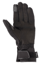 Alpinestars SR-3 V2 Drystar® Handschuhe, wasserdichte Motorradhandschuhe, schwarz, Handflächenansicht mit Synthetikleder, Stulpenmanschette mit Klettverschluss und Touchscreen-kompatiblen Fingerspitzen