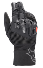 Alpinestars Bogota Drystar XF Handschuhe, lange Motorrad-Tourenhandschuhe, Schwarz mit rotem Logo-Akzent, überspritzter Knöchelschutz, gerippte Stretch-Einsätze am Handgelenk, lange Stulpe mit grauem Stern-Logo.