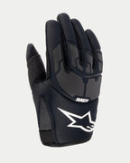 Alpinestars Jugend 2024 Thermo Shielder Handschuhe, schwarze Motocross-Handschuhe, Ansicht des Handrückens mit Neopren-Konstruktion, graue laserlaminierte Schutzmuster, weißes Alpinestars-Logo und ASTARS-Branding, isoliert für Offroad-Einsätze bei kühler Witterung