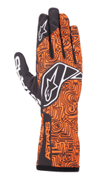 Alpinestars Tech-1 K Race V2 Vertical Handschuhe, Kart-Rennhandschuhe, Neon-Orange und Schwarz, aufwendiges labyrinthartiges geometrisches Muster, weißes Alpinestars-Logo auf dem Handrücken und Zeigefinger, ASTARS-Branding am Handgelenk, leichtes atmungsaktives Mesh-Design