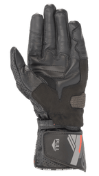 Alpinestars SP-8 V3 Lederhandschuh, Schwarz, Handflächenansicht mit verstärkten Grip-Einsätzen und perforiertem Daumen, verstellbare Manschette mit roten und grauen Grafiken sowie „PULL“-Lasche, sportliche Motorrad-Fahrausrüstung