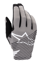 Alpinestars 2025 Radar Pro Handschuhe, Motocross-Handschuhe, Grau mit schwarzen und weißen Akzenten, atmungsaktive 4-Wege-Stretch-Mesh-Oberhand, weißes Stern-Logo, schwarzes diagonal gestreiftes Design, minimalistischer Performance-Rennstil