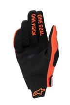 Alpinestars 2025 Radar Pro Handschuhe, Motocross-Handschuhe, Hot Orange und Schwarz, Handflächenansicht mit 'ONE GOAL ONE VISION'-Schriftzug auf den Fingern und orangefarbenem Logo am Handgelenk, synthetisches Wildleder und atmungsaktive Mesh-Konstruktion für Offroad-Performance.