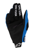 Alpinestars 2025 Radar Pro Handschuhe, Motocross-Handschuhe, Blau und Schwarz, Handflächenansicht mit schwarzem synthetischem Wildleder, weißer Aufdruck „ONE GOAL ONE VISION“ auf den Fingern, weißes Alpinestars-Logo am Handgelenk, leichtes Offroad-Rennsport-Design