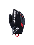Alpinestars Durack Handschuhe, Motorradhandschuhe, Schwarz mit dunkelgrauen und leuchtend roten Akzenten, mit strukturiertem Textil-Handrücken, geteiltem grauem Knöchelschutz, großem weißem Alpinestars-Schriftzug auf dem Zeigefinger und weißem Stern-Logo am Neopren-Handgelenk.