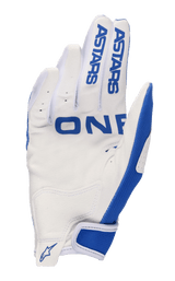 Alpinestars 2023 Radar Handschuhe, Motocross-Handschuhe, Ucla Blau und Weiß, Handflächenansicht mit weißem synthetischem Wildleder und blauen Akzenten, ASTARS-Branding auf den Fingern, perforierte Handfläche für Atmungsaktivität und ein sicherer Klettverschluss am Handgelenk.