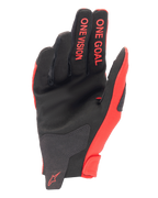 Alpinestars 2025 Radar Handschuhe, Motocross-Handschuhe, Mars Red und Schwarz, Ansicht der Handfläche aus synthetischem Wildleder, roter „ONE GOAL“ und „ONE VISION“ Schriftzug auf den Fingern, rotes Logo am Handgelenk, Hochleistungs-Offroad-Ausrüstung