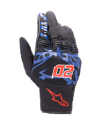 Alpinestars FQ20 Copper Handschuhe, urbane Motorradhandschuhe, Schwarz mit blauen Grafiken und leuchtend roten Akzenten, mit der roten gehörnten Nummer 20 und „El Diablo“-Schriftzug auf dem Zeigefinger, Mesh-Gewebe-Konstruktion mit kurzem Stulpendesign