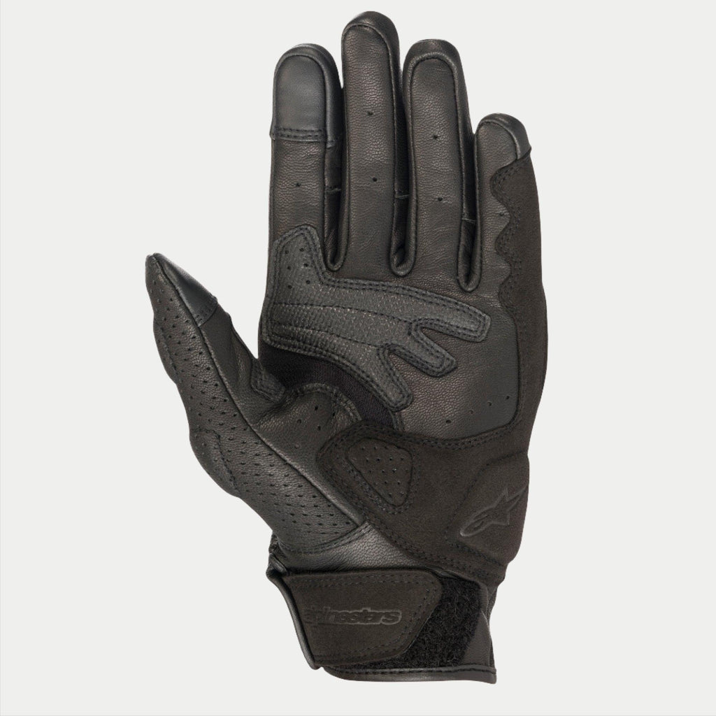 Alpinestars Mustang V2 Handschuhe, schwarze Motorradhandschuhe aus Leder, Handflächenansicht mit perforiertem Leder, Verstärkungen aus synthetischem Wildleder und Klettverschluss am Handgelenk, urbane Straßenausrüstung
