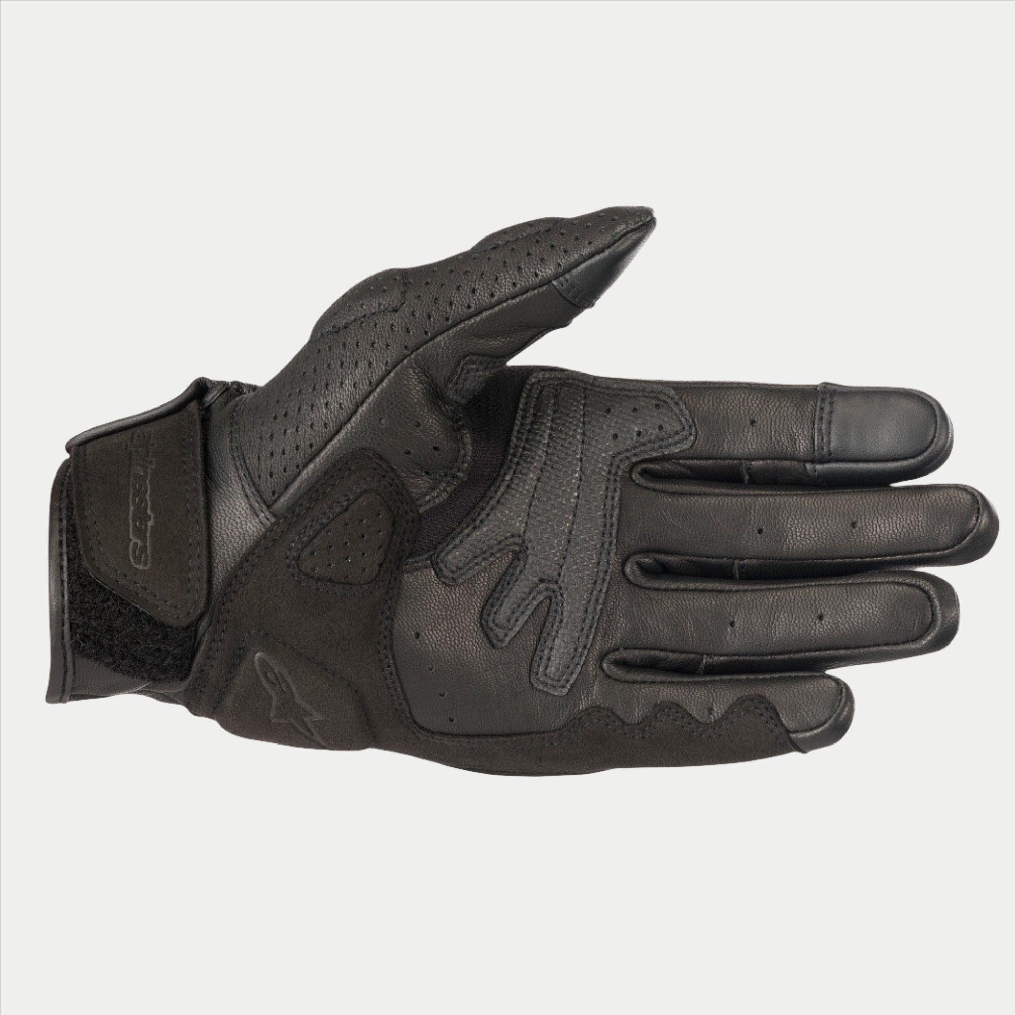 Alpinestars Mustang V2 Handschuhe, schwarze Motorradhandschuhe aus Leder, Handflächenansicht mit perforiertem Leder, Verstärkungen aus synthetischem Wildleder und Klettverschluss am Handgelenk, urbane Straßenausrüstung
