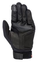 Alpinestars Aragon Handschuh, Handflächenansicht, Schwarz, Motorradhandschuh mit einer Handfläche aus synthetischem Wildleder mit Labyrinthmuster-Heißprägung, Gummigriffzone, touchscreen-kompatiblem Zeigefinger und verstellbarem Gurtband am Handgelenk