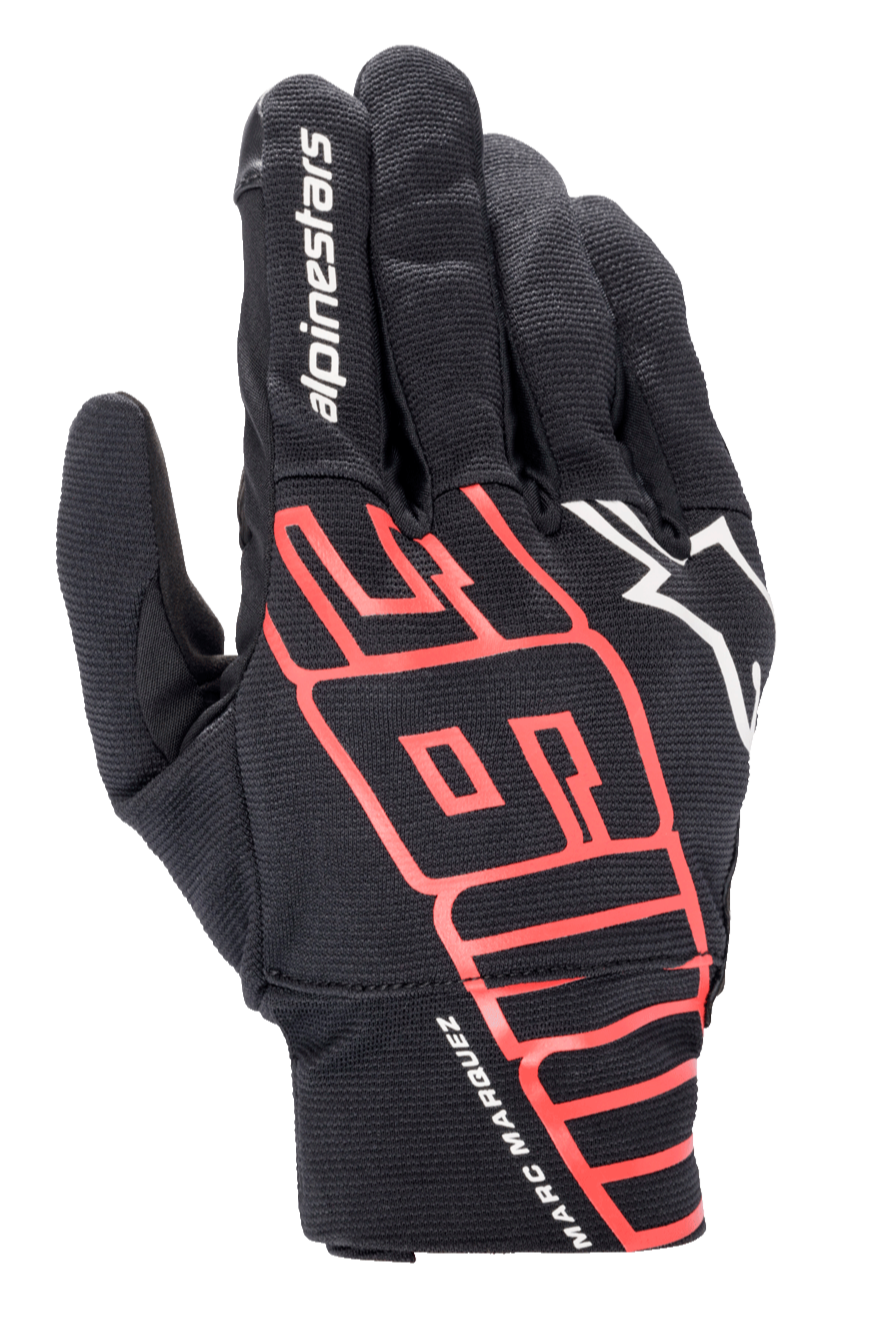 Alpinestars Aragon Handschuh, urbaner Motorradhandschuh, Schwarz und leuchtendes Rot, mit großen stilisierten MM93-Grafiken und Marc Marquez Signatur am Handgelenk, weißes Alpinestars-Logo, Stretch-Textilkonstruktion für geringes Gewicht und hohe Atmungsaktivität.
