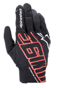 Alpinestars Aragon Handschuh, urbaner Motorradhandschuh, Schwarz und leuchtendes Rot, mit großen stilisierten MM93-Grafiken und Marc Marquez Signatur am Handgelenk, weißes Alpinestars-Logo, Stretch-Textilkonstruktion für geringes Gewicht und hohe Atmungsaktivität.