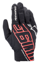 Alpinestars Aragon Handschuh, urbaner Motorradhandschuh, Schwarz und leuchtendes Rot, mit großen stilisierten MM93-Grafiken und Marc Marquez Signatur am Handgelenk, weißes Alpinestars-Logo, Stretch-Textilkonstruktion für geringes Gewicht und hohe Atmungsaktivität.