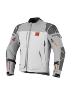 Alpinestars Nazca 3L GORE-TEX PRO Jacke, Adventure-Motorradjacke, Dunkelgrau und Mittelgrau mit orangefarbenen Reißverschluss-Akzenten, mit All Terra Logo auf der Brust, Superfabric®-Verstärkungen an Schultern und Ellbogen, mehrere Belüftungsöffnungen mit Reißverschluss, robustes Touring-Design