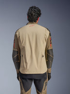 Alpinestars Nazca 3L GORE-TEX PRO Jacke, Rückansicht, Walnut Rock Brown, Adventure-Motorradjacke mit rotem Astars-Logo am Nacken und roten Reißverschluss-Akzenten an den Armen, mit Superfabric-Verstärkungen an den Ellbogen.