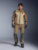 Alpinestars Nazca 3L GORE-TEX PRO Jacke, Walnut Rock Brown, Adventure-Motorradjacke getragen mit passender Hose und Handschuhen, rote Reißverschluss-Akzente, „All Terra“-Brustlogo, robuste Textilkonstruktion.