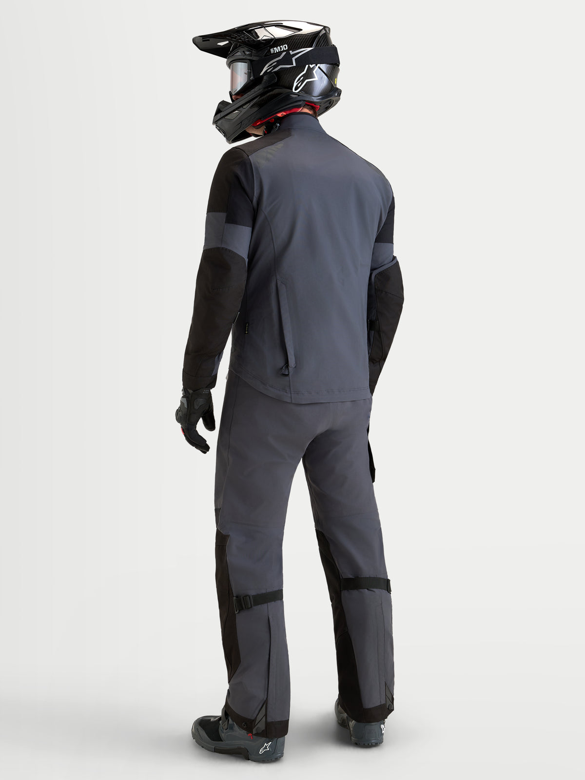 Alpinestars Arenis Gore-Tex Jacke, Herren-Adventure-Motorradjacke in Schwarz und Dunkelgrau, Rückansicht mit wasserdichter Textilkonstruktion und integrierter Protektion an Model