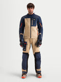 Alpinestars Arenis Gore-Tex® Gear Set, Herren-Abenteuer-Motorradkombi in Nachtblau und Aluminium, Vorderansicht an einem Model mit passender technischer Schutzausrüstung und Handschuhen