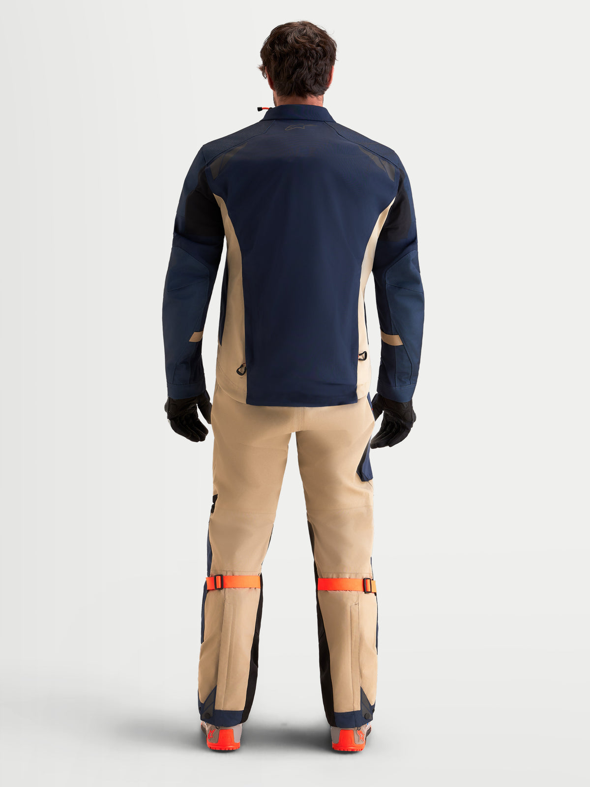 Alpinestars Arenis Gore-Tex Gear Set, Herren-Adventure-Motorradjacke und -hose in Nachtblau und Aluminium, Rückansicht an einem Model in passender Ausrüstung und Handschuhen