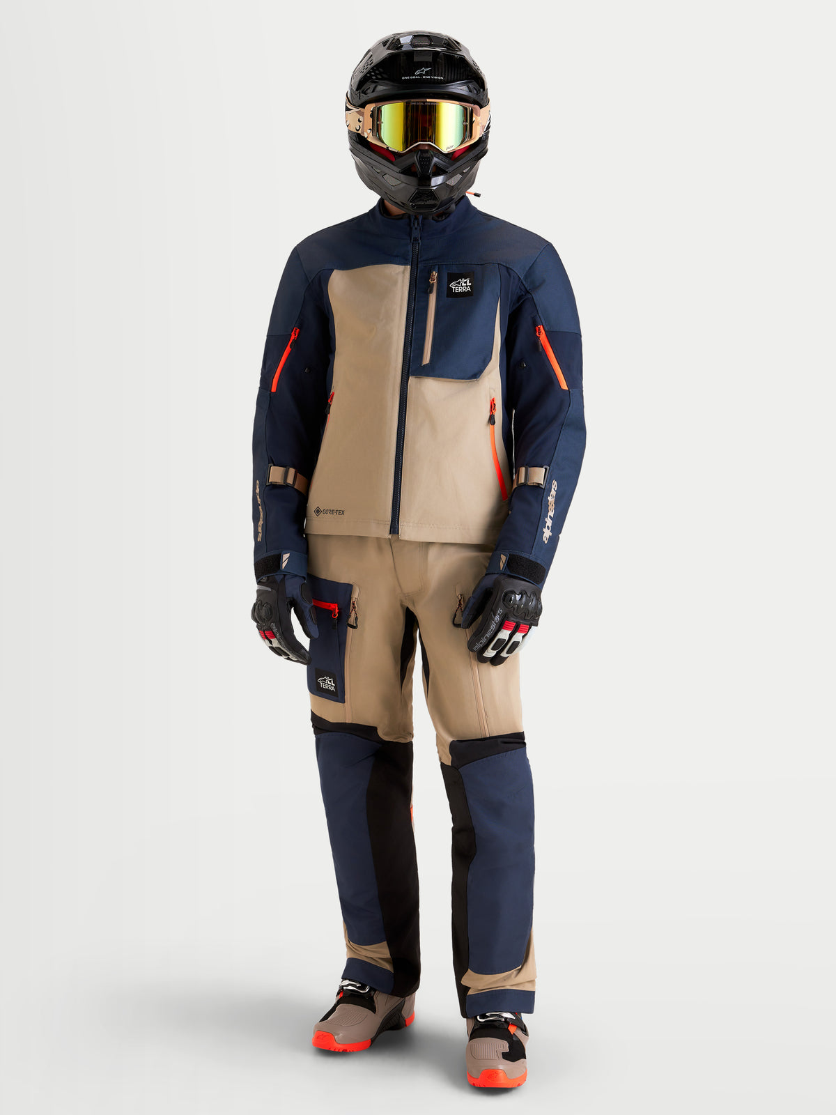 Alpinestars Arenis Gore-Tex Gear Set, Herren-Abenteuer-Motorradkombi in Nachtblau und Aluminium, Vorderansicht im Studio auf einem Model in passender Schutzausrüstung und Helm, wasserdichte Gore-Tex Textilkonstruktion für den All-Terrain-Einsatz
