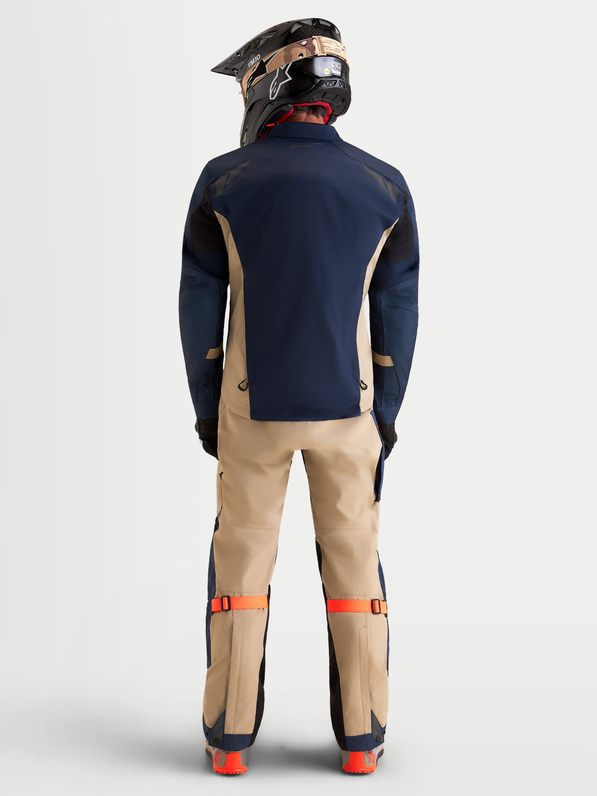 Alpinestars Arenis Gore-Tex Gear Set, Herren-Abenteuer-Motorradkombi in Nachtblau und Aluminium, Rückansicht des Modells mit passender Ausrüstung und Helm, wasserdichte All-Terrain-Schutzausrüstung