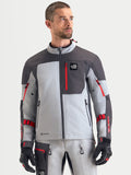 Alpinestars Arenis Gore Tex Jacke, Herren-Adventure-Motorradjacke in Mittelgrau, Dunkelgrau und Schwarz, Vorderansicht an einem Model, mit wasserdichter Gore-Tex-Konstruktion und Reißverschluss-Brusttasche